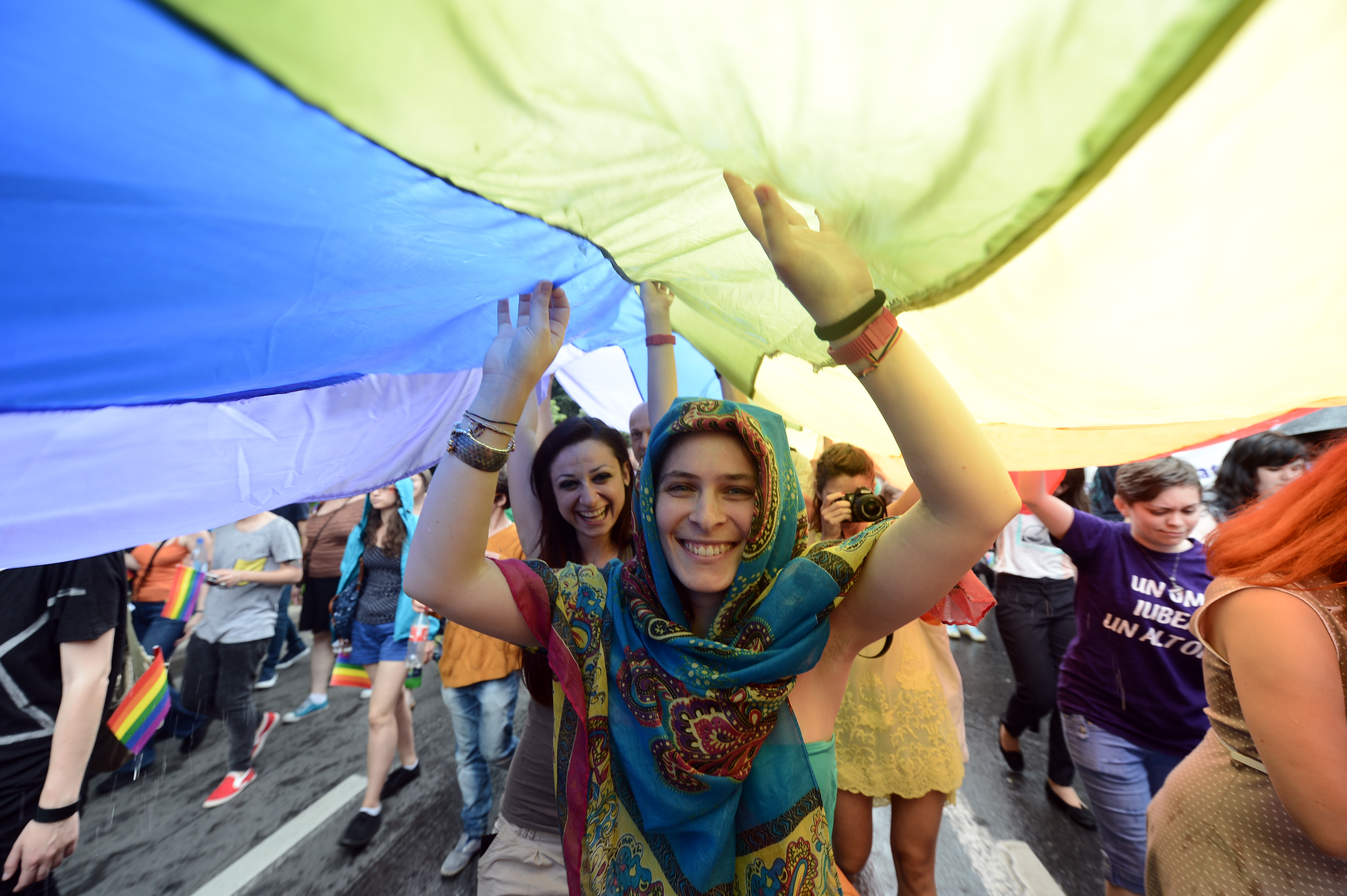 Bucurie într-un CLUB DE GAY din Bucureşti, după eşecul Referendumului. Nu  există familie tradiţională, tradiţional este porcul