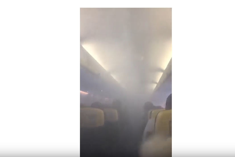 Degaj Ri De Fum Ntr Un Avion Ryanair Aeronava Cu De Pasageri A