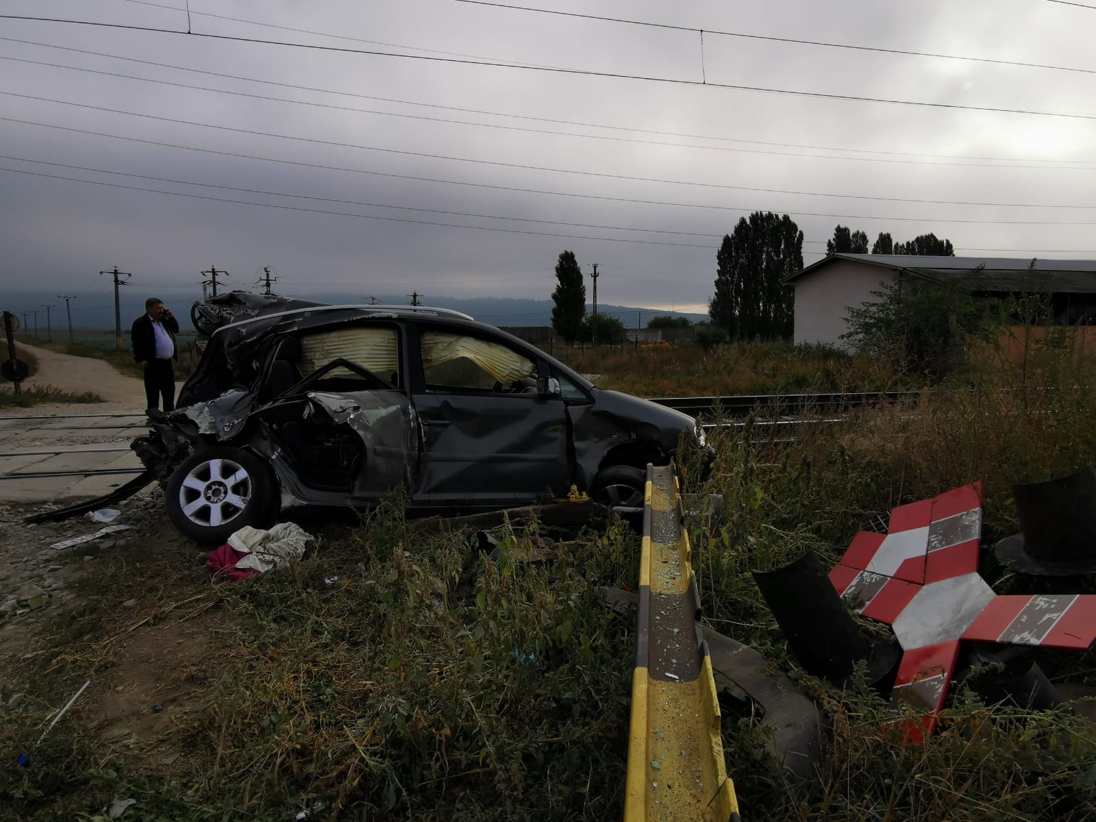 Un È™ofer A ScÄƒpat Miraculos Dintr Un Accident In BacÄƒu DupÄƒ Ce MaÈ™ina Sa A Fost LovitÄƒ De Un Tren