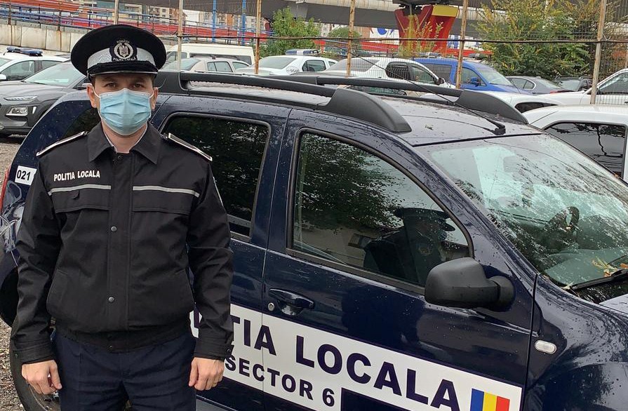 Un polițist a primit un pumn în față de la o femeie pe care a vrut să o