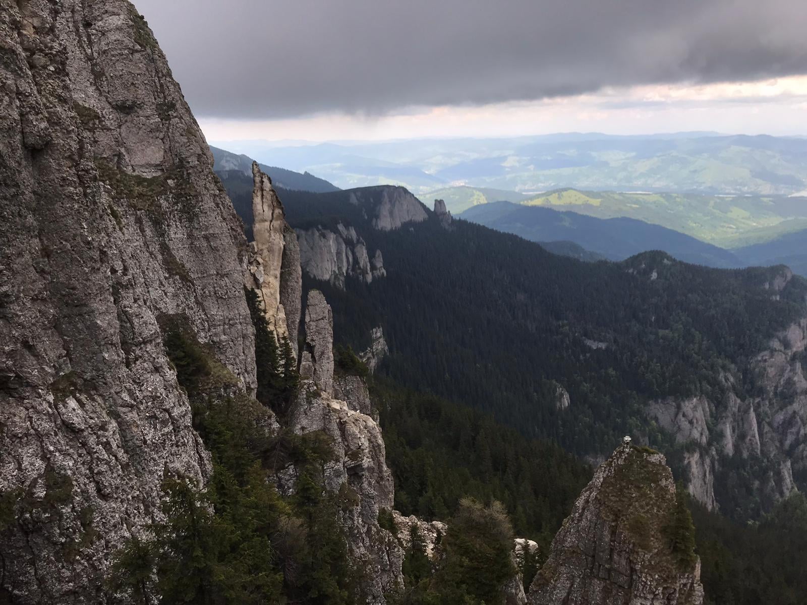 Ceahlău. Vârful Toaca are 1904 de metri altitudine, iar până acolo, turiștii urcă peste 500 de scări