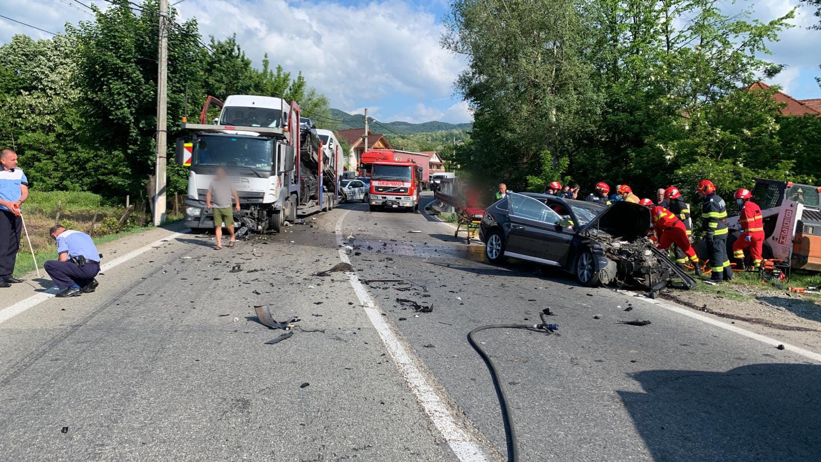 FOTO Accident grav în Vâlcea Un copil de 7 ani și o femeie încarceraţi