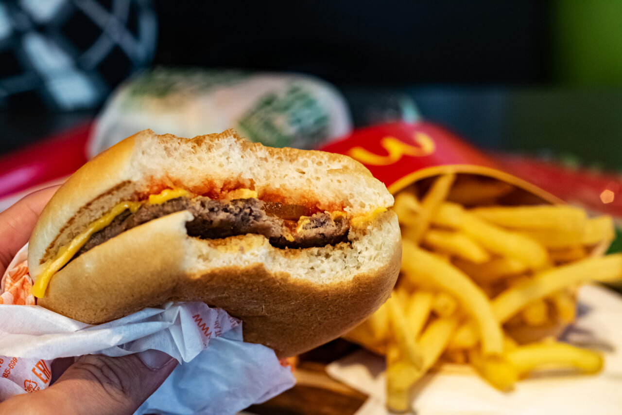 ANPC închide temporar cel mai cunoscut restaurant McDonald’s din România: „Am stat în compania câtorva gândaci de bucătărie”