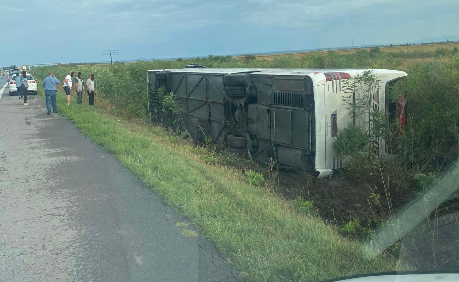 Un Autocar Cu Pasageri S A R Sturnat Pe A Interven Ia Echipajelor De