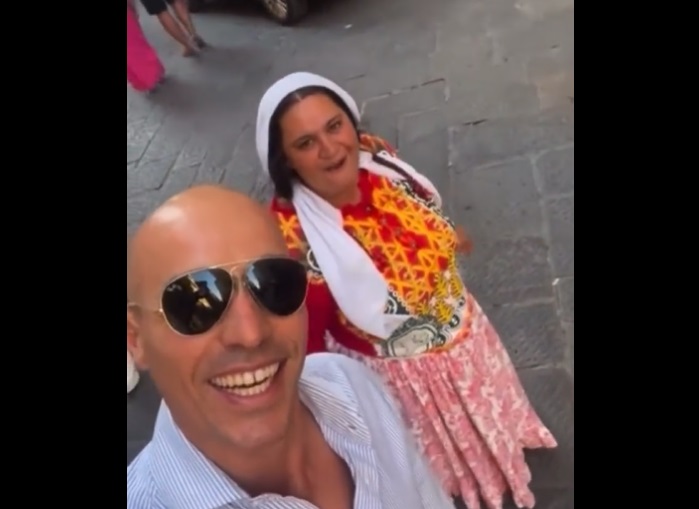 VIDEO | Val de indignare în Italia, după ce un politician s-a filmat lângă o femeie de etnie romă și a spus: „Votaţi cu noi şi nu o s-o mai vedeţi niciodată” / Sursa foto: captură video Twitter