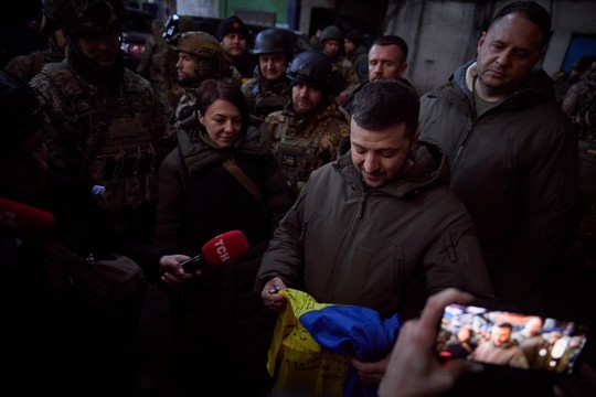 Zelenski îi duce lui Biden un steag semnat de soldaţii de la Bahmut / Sursa foto: presidency.gov.ua