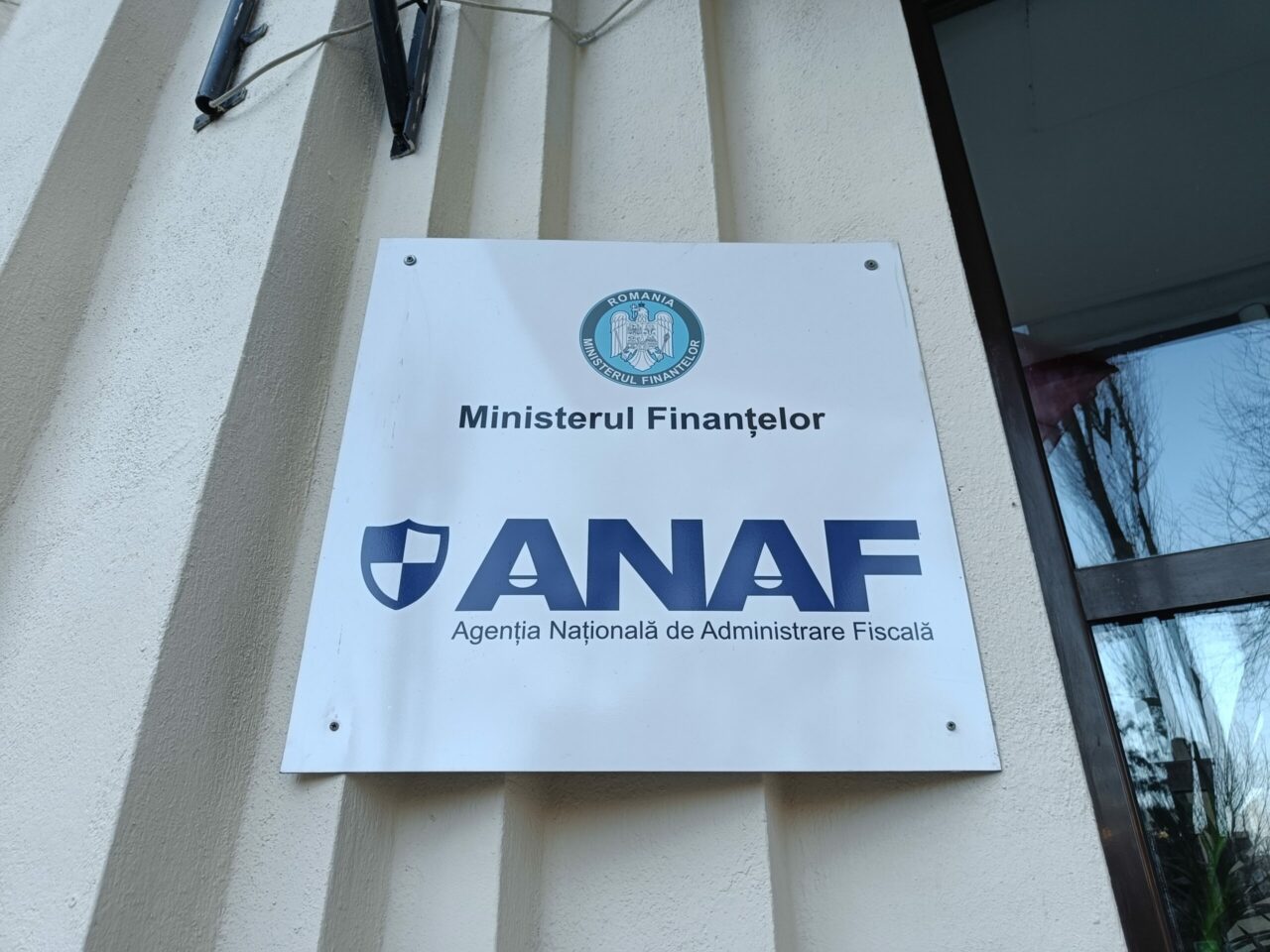 Doi angajaţi ai ANAF care s-au folosit de diplome FALSIFICATE pentru a promova în funcţii au fost trimiși în judecată