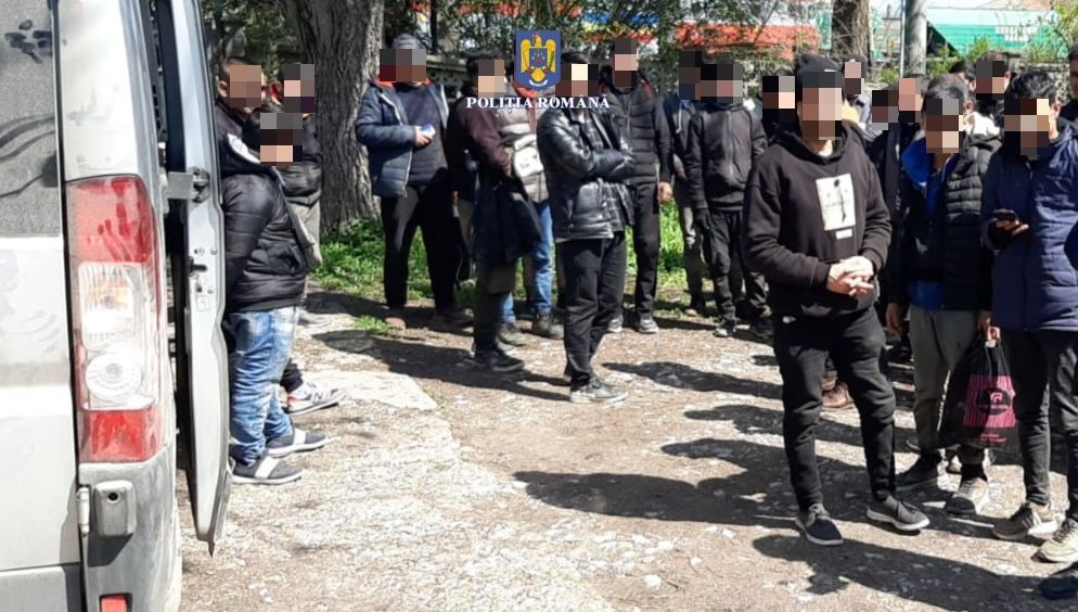 Two Bulgarians who were transporting dozens of Afghan citizens in a minibus, arrested for migrant trafficking