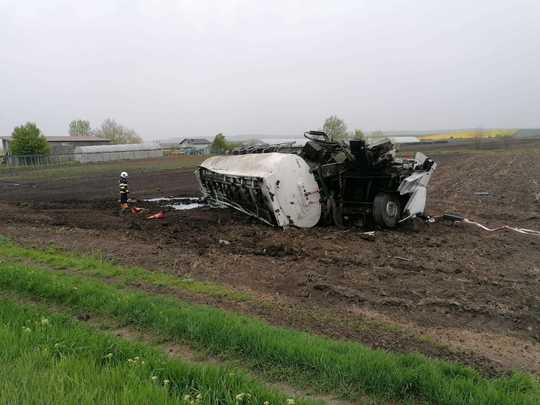 Neamţ: Trafic oprit complet pe DN 2 Bacău-Roman, după ce o cisternă cu motorină s-a răsturnat / Sursa foto: ISU Neamț