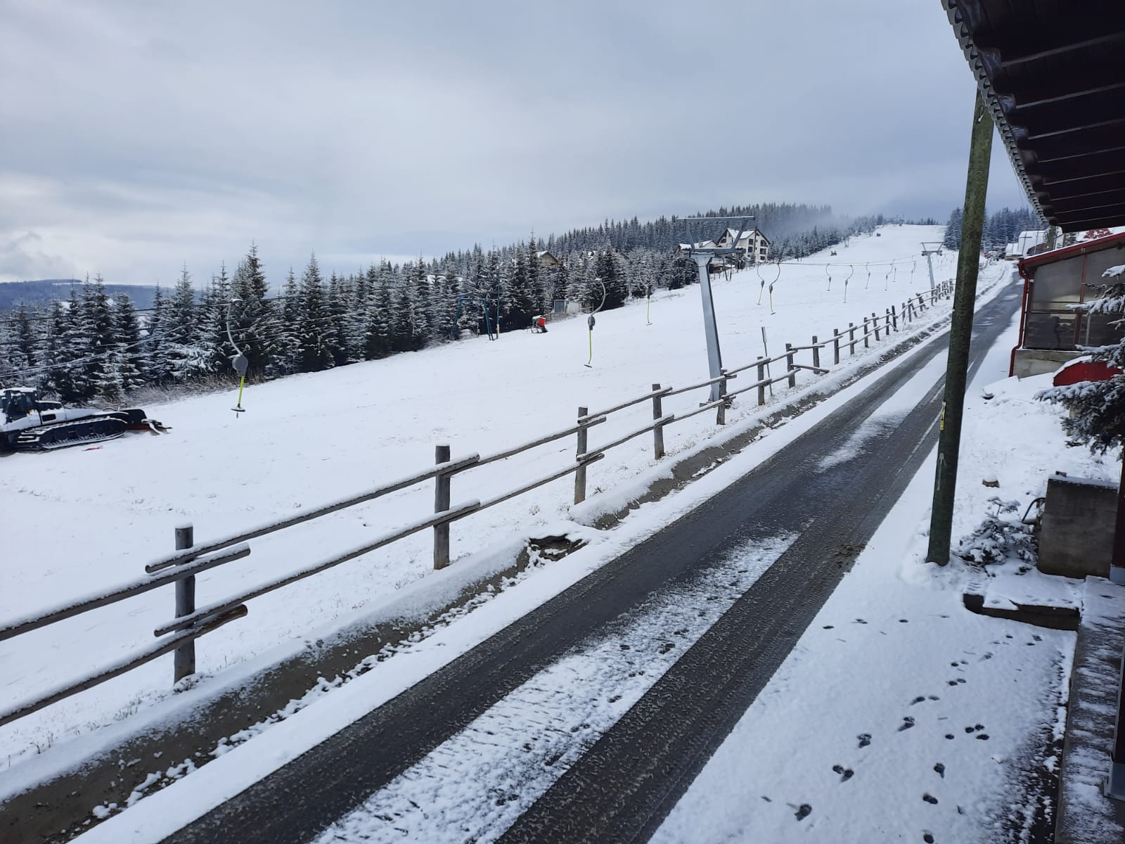 A nins în România la mijlocul lui august! Turiștii care petreceau în minivacanța de Sfânta Maria, luați prin surprindere de zăpada căzută