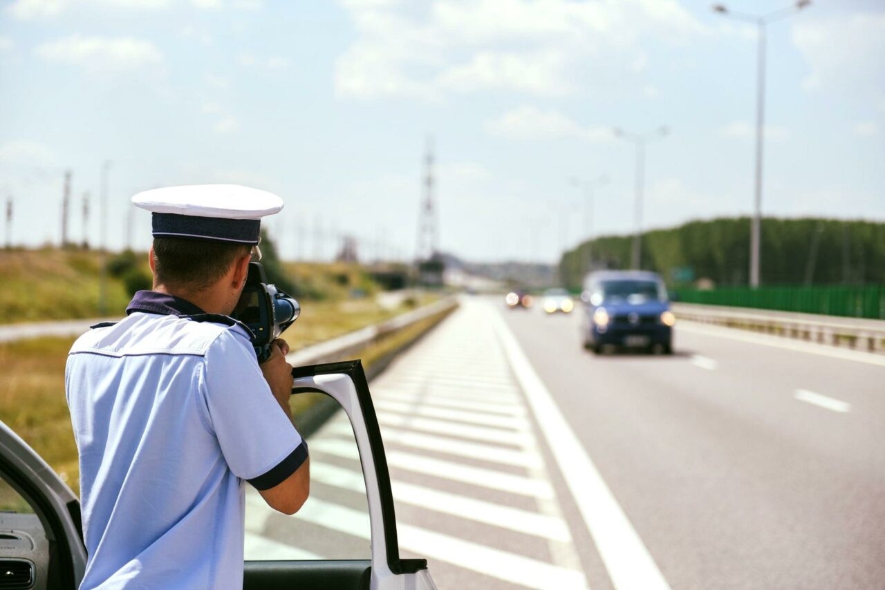 Șofer din Botoșani, surprins circulând cu 153 KM/H într-o localitate din Buzău. Ce sancțiuni a primit vitezomanul