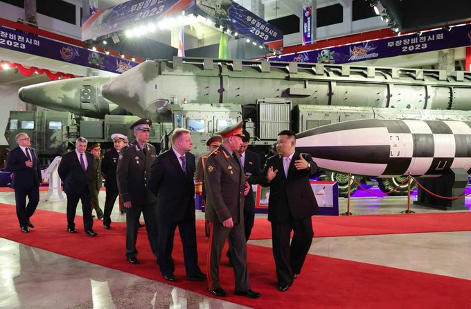 Kim Jong Un şi Serghei Şoigu, la o expoziţie care cuprinde rachete balistice interzise ale Nordului