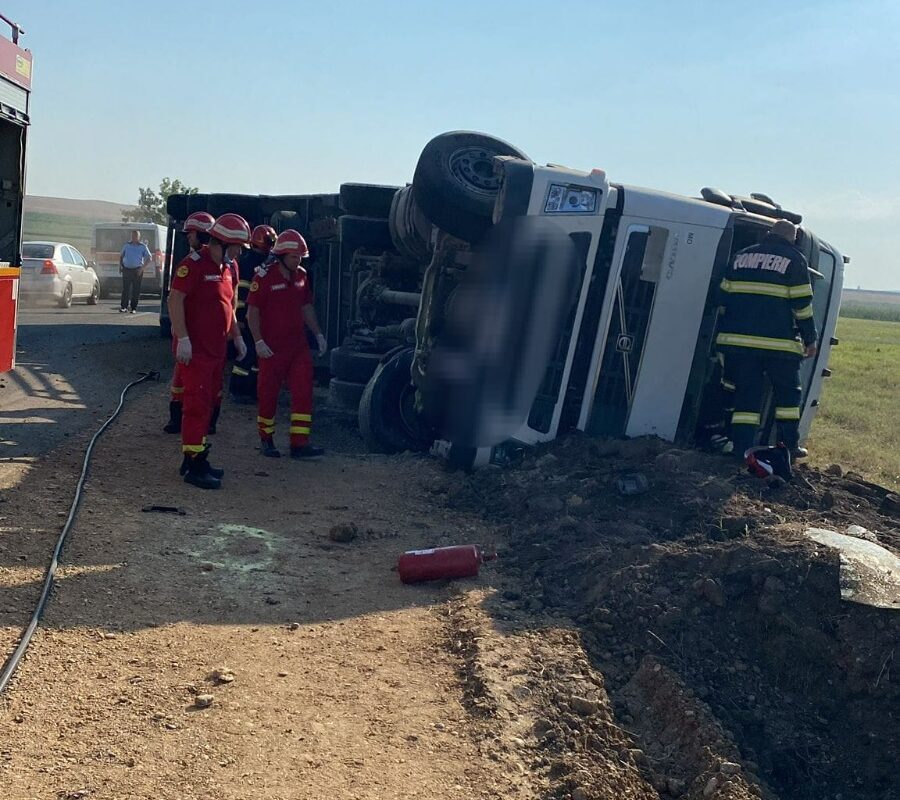 Accident grav în Teleorman Un camion încărcat cu cereale s a răsturnat Șoferul a fost preluat