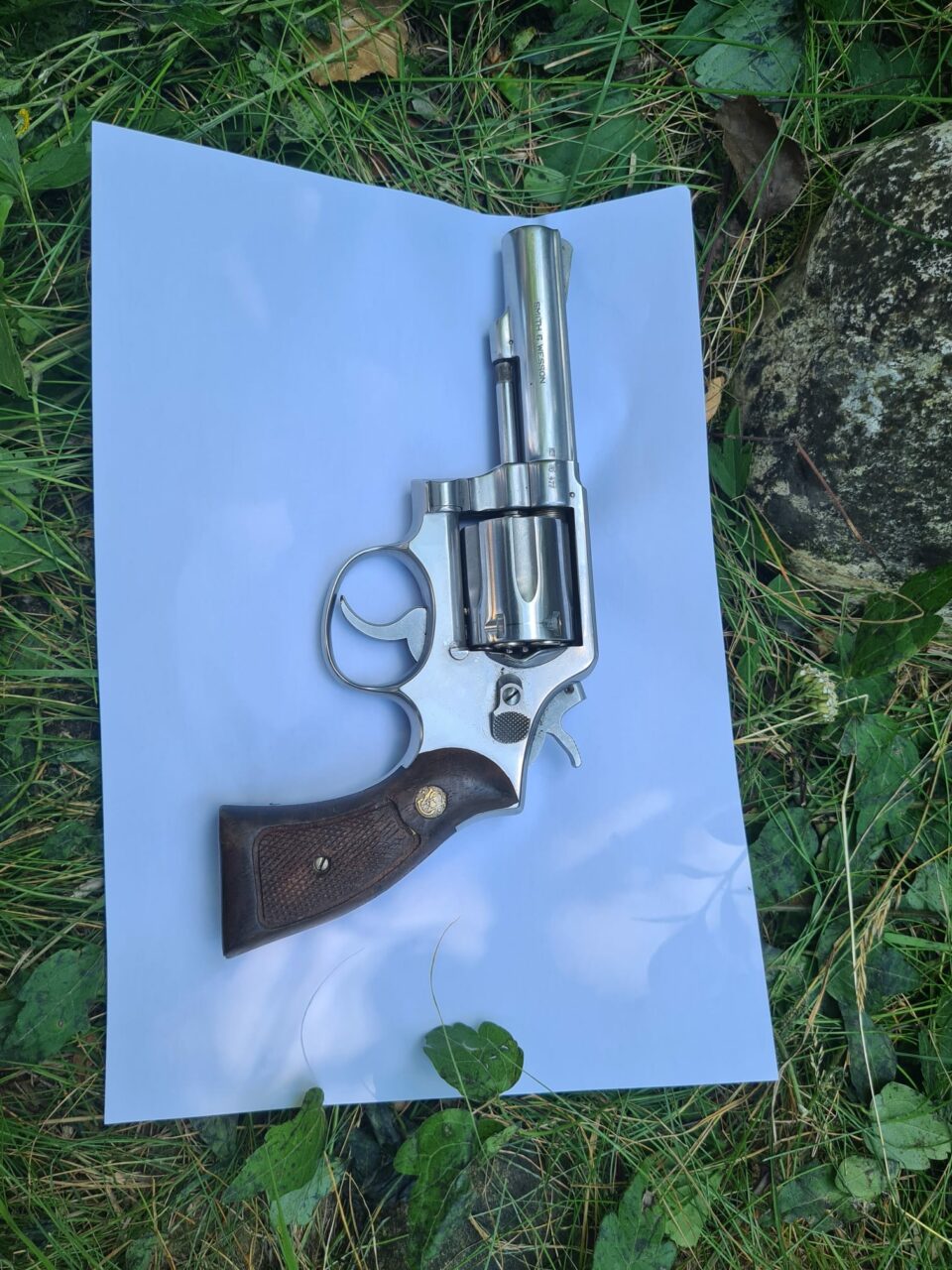 Un ploieștean s-a ÎMPUȘCAT în piept cu un revolver vechi, după o ceartă cu iubita. În ce stare l-au găsit medicii