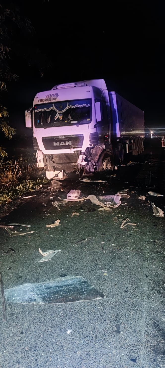 FOTO: Accident fatal în Buzău. Tatăl și fiica de 16 ani, morți după ce au intrat cu mașina într-un camion / Soția șoferului, transportată la spital