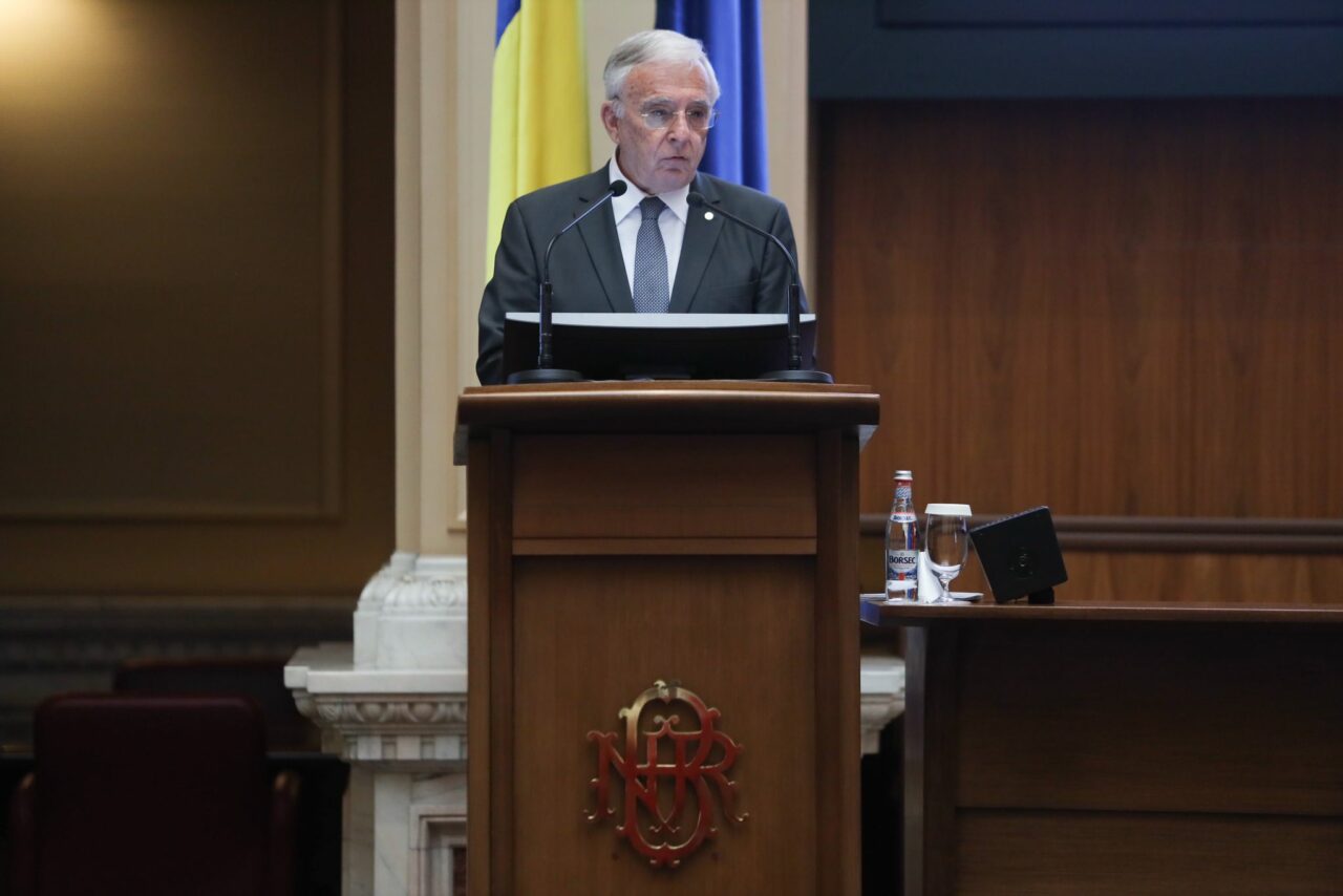 Avertismentul șefului BNR: „Din punct de vedere al credibilității României e imperios necesar să reducem treptat deficitul public și deficitul extern”