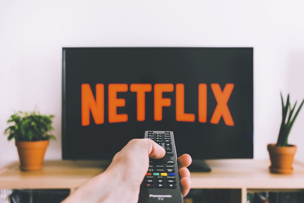 Crește costul abonamentului la Netflix. Cât vor plăti utilizatorii pe un pachet de bază