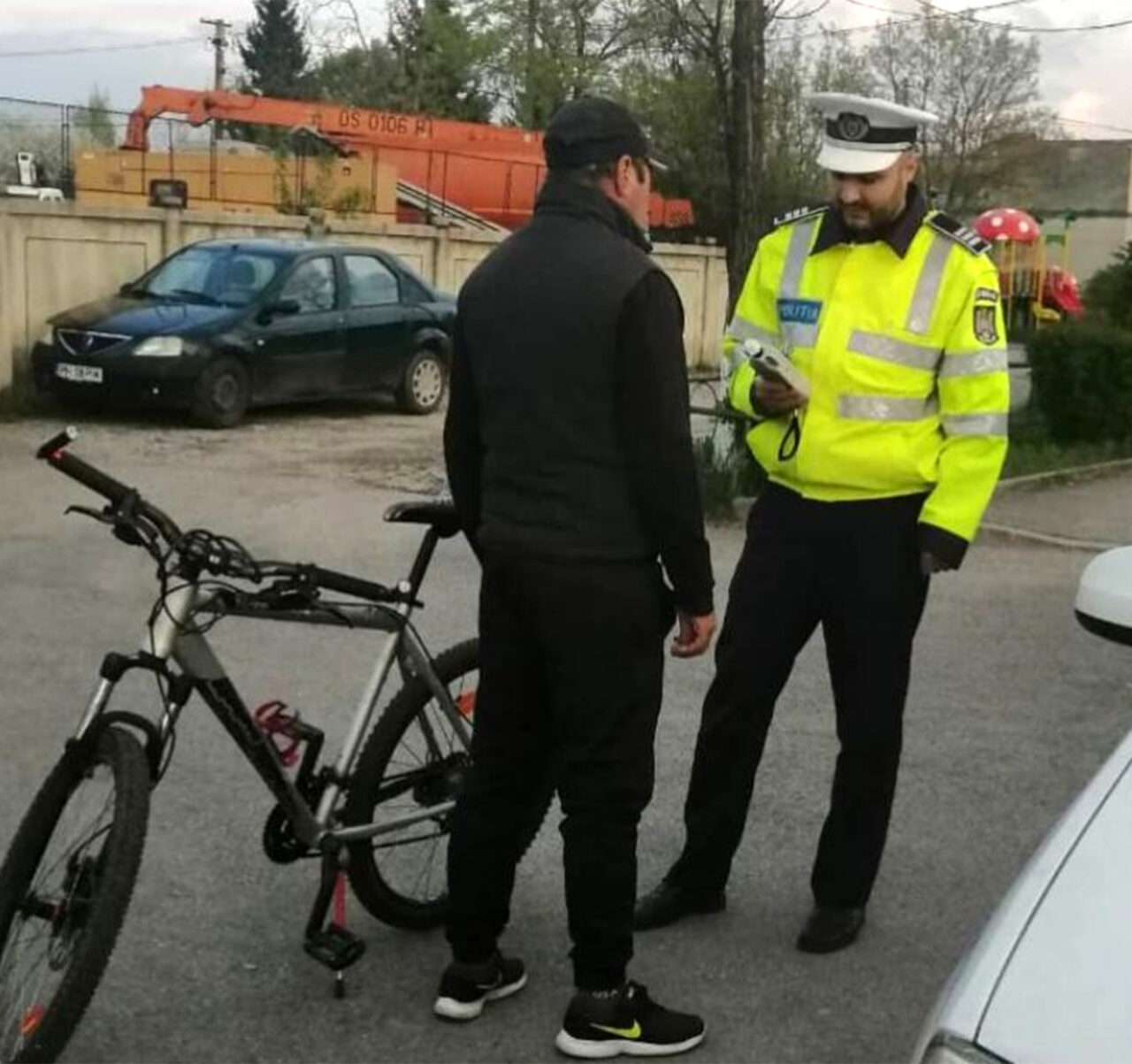 Biciclist, în vârstă de 27 de ani, PRINS de polițiștii din Timiș cu substanţe psihoactive asupra sa. Unde le ascundea bărbatul