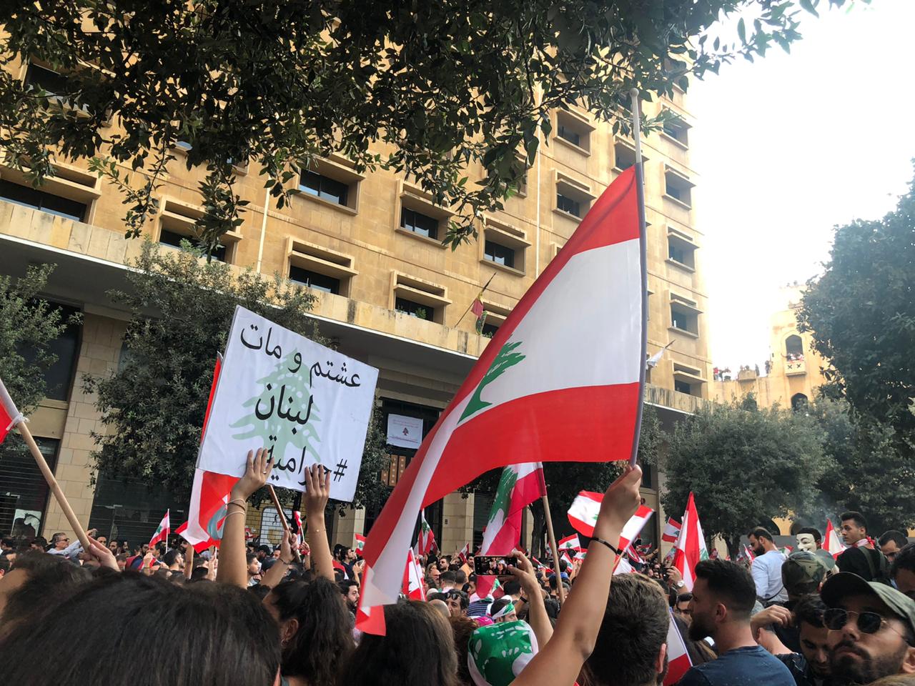 SUA își evacuează personalul diplomatic din Liban / Protest violent la Beirut – „Moarte Americii!”