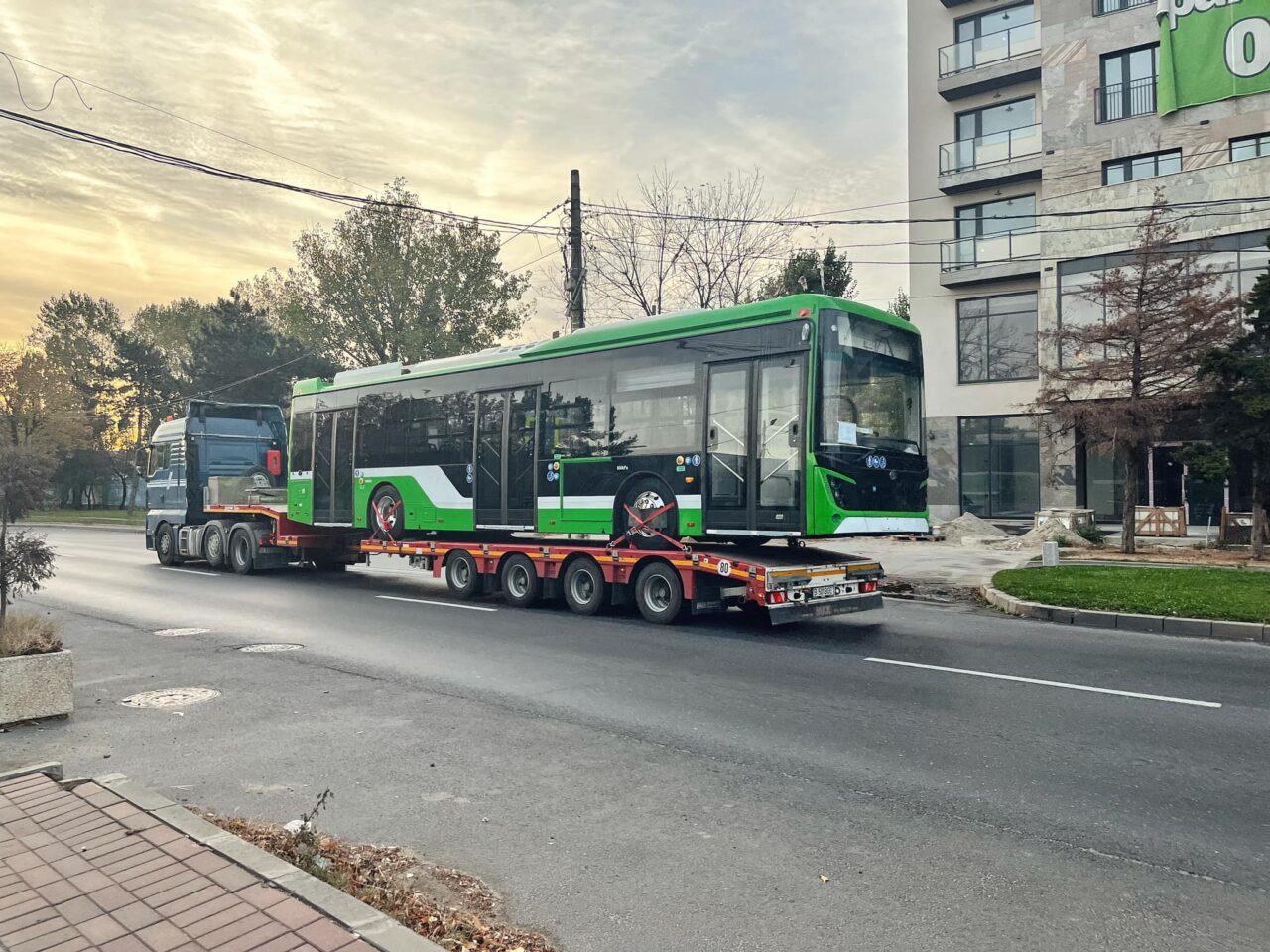 Stelian Bujduveanu, viceprimarul Capitalei anunță că cele 51 de autobuze electrice BMC au ajuns în București