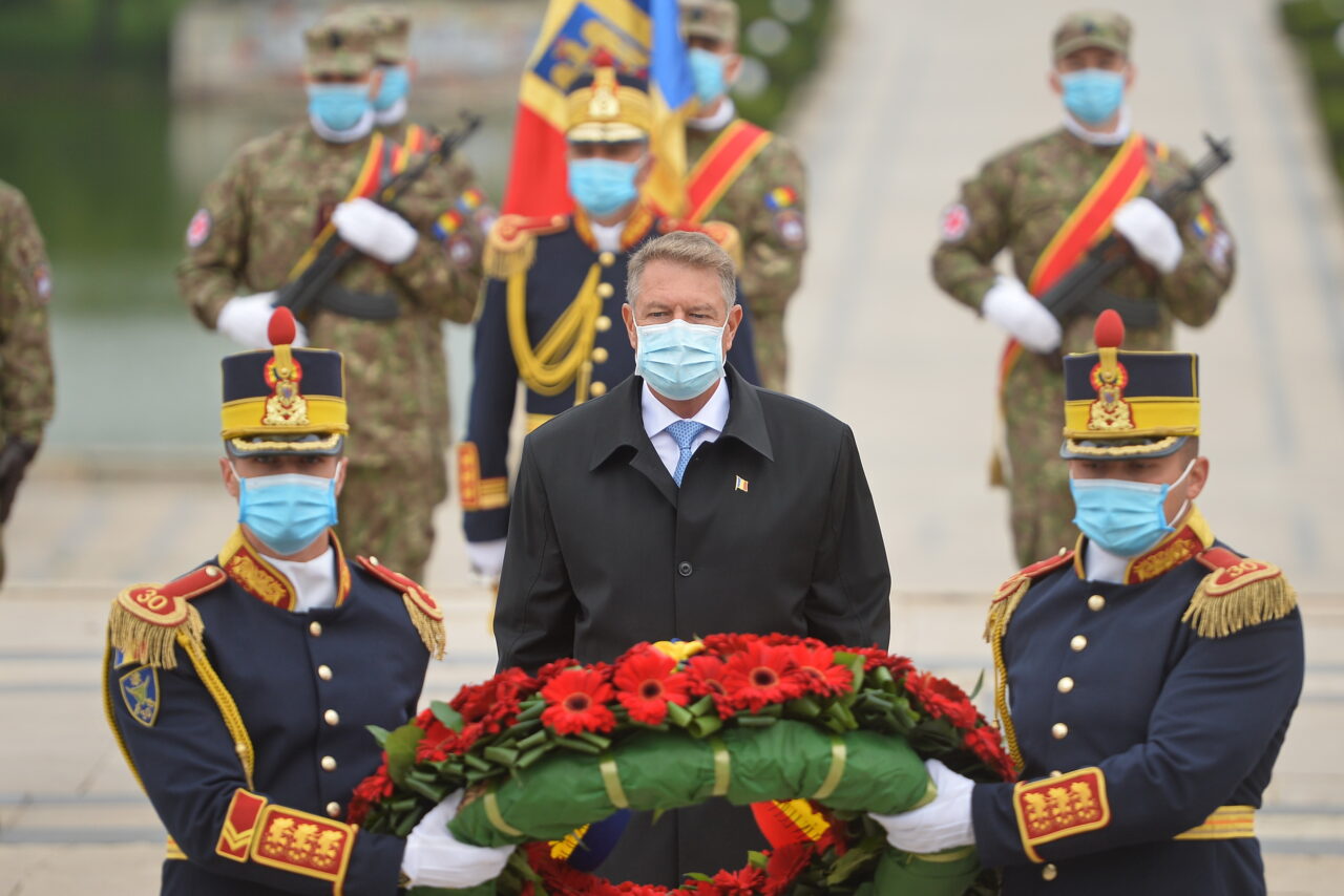 VIDEO | Ziua Armatei Române/ Marcel Ciolacu participă la ceremonia militară și religioasă din Parcul Carol