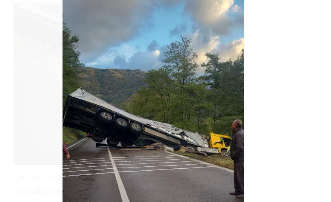 FOTO: Trafic blocat complet pe Valea Oltului. Un TIR s-a răsturnat pe șosea / Accidentul, surprins de camera de bord a mașinii din spate