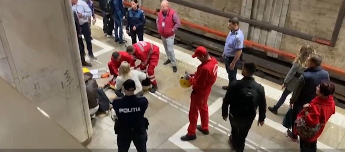 VIDEO. La un pas de tragedie. O tânără a căzut pe șinele de la stația de metrou Piața Unirii / Cum a reușit să scape cu viață