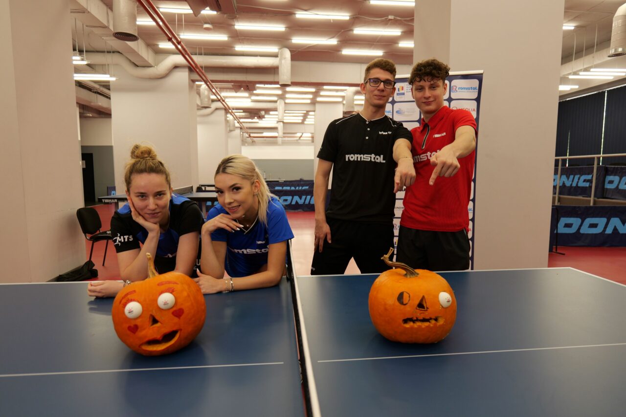 Campionii de la TENIS de masă sunt gata de Halloween!