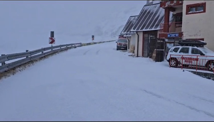 FOTO-VIDEO. Ninge în România. Imagini cu primul strat de zăpadă de pe Transfăgărășan și Transalpina