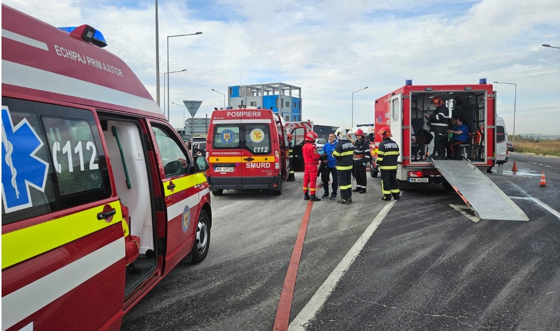 VIDEO | Impact între două microbuze, pe DJ Rusciori -Sibiu. 19 persoane au fost transportate la spital