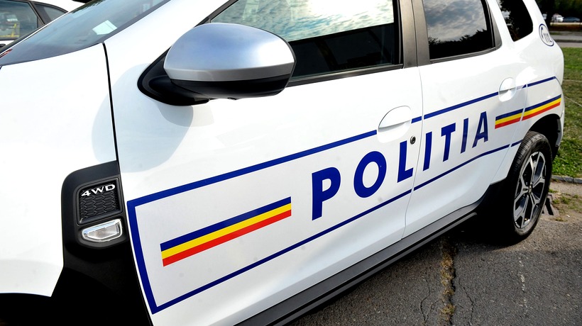 Două maşini de poliţie s-au ciocnit în timpul unei urmăriri, în Arad. Patru agenţi au fost RĂNI