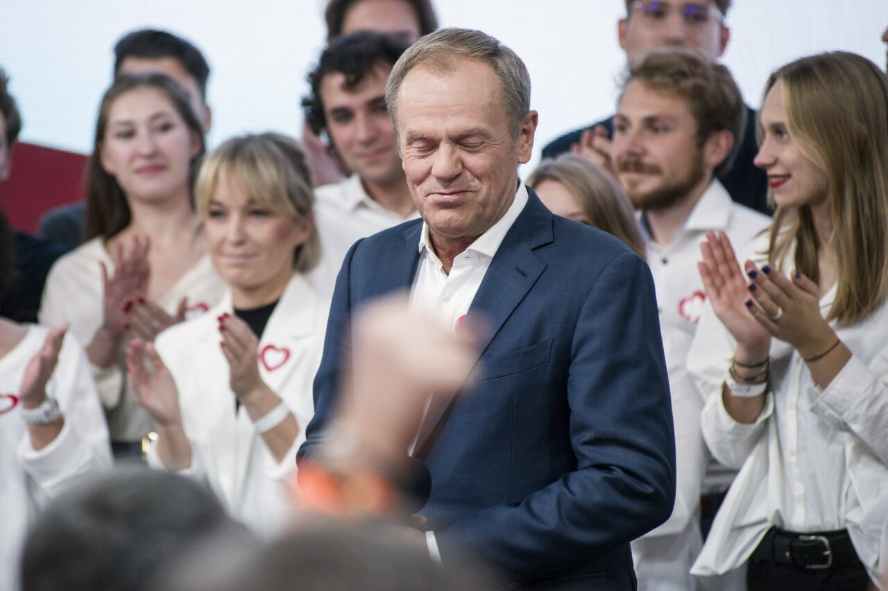 Donald Tusk are șanse mari de a fi premier al Poloniei, în contextul scorului slab obținut de partidul Lege și Justiție