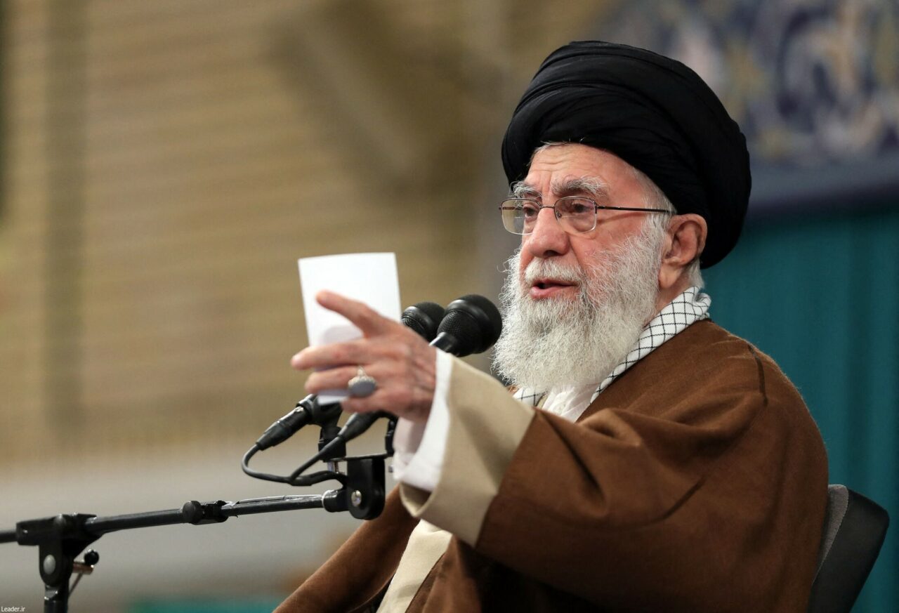 Ali Khamenei somează Israelul să oprească bombardamentele asupra Fâșiei Gaza / Iranul avertizează asupra escaladării conflictului