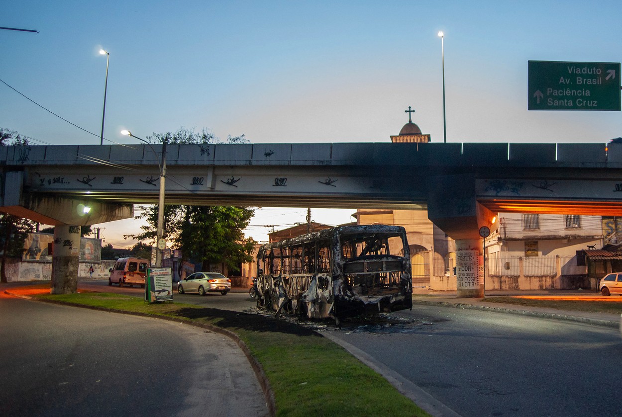 Atacuri violente în Rio de Janeiro. Un tren și zeci de autobuze și camioane au fost incendiate!