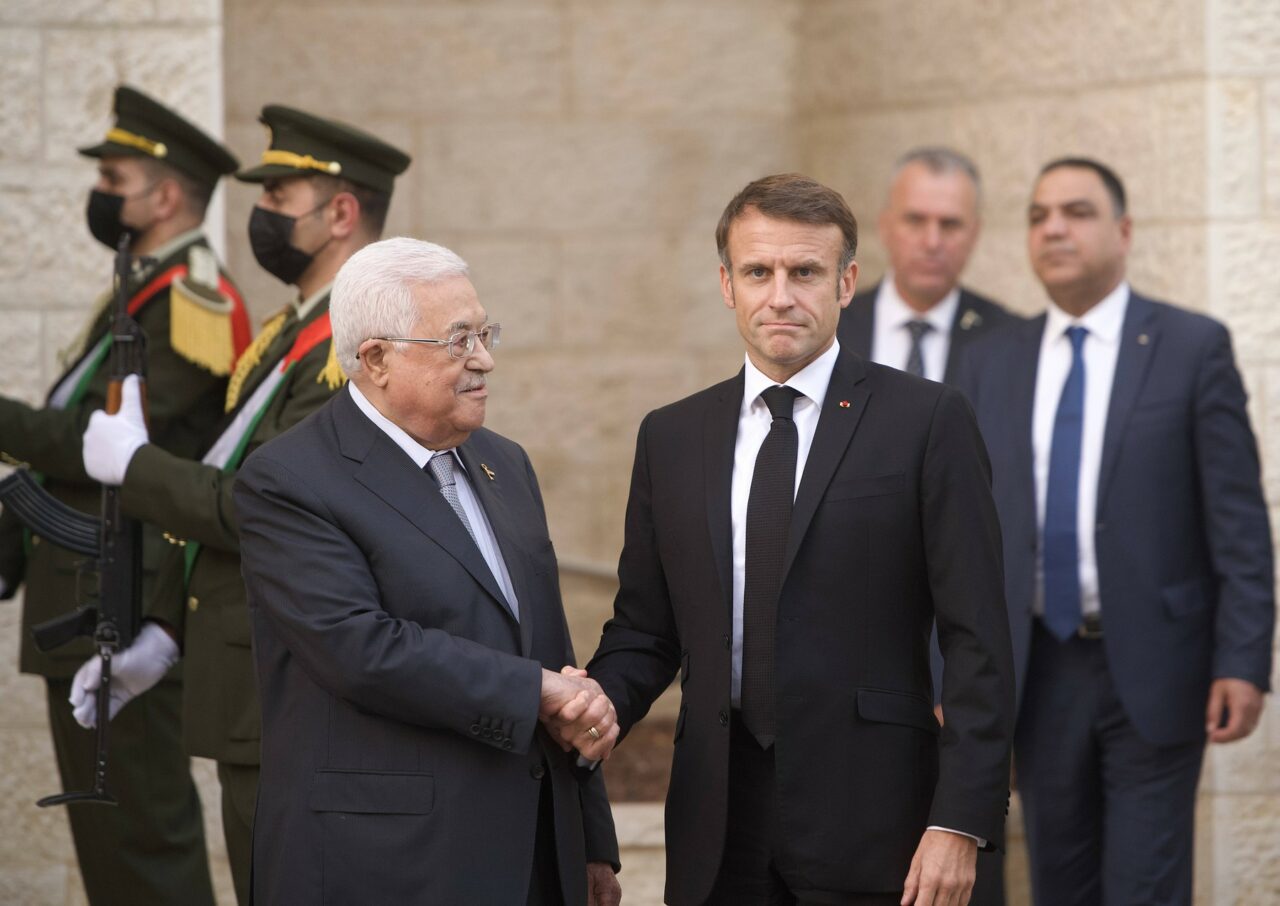 Emmanuel Macron a condamnat, în discuțiile cu Mahmoud Abbas, atacurile contra Israelului și a cerut reluarea procesului de pace