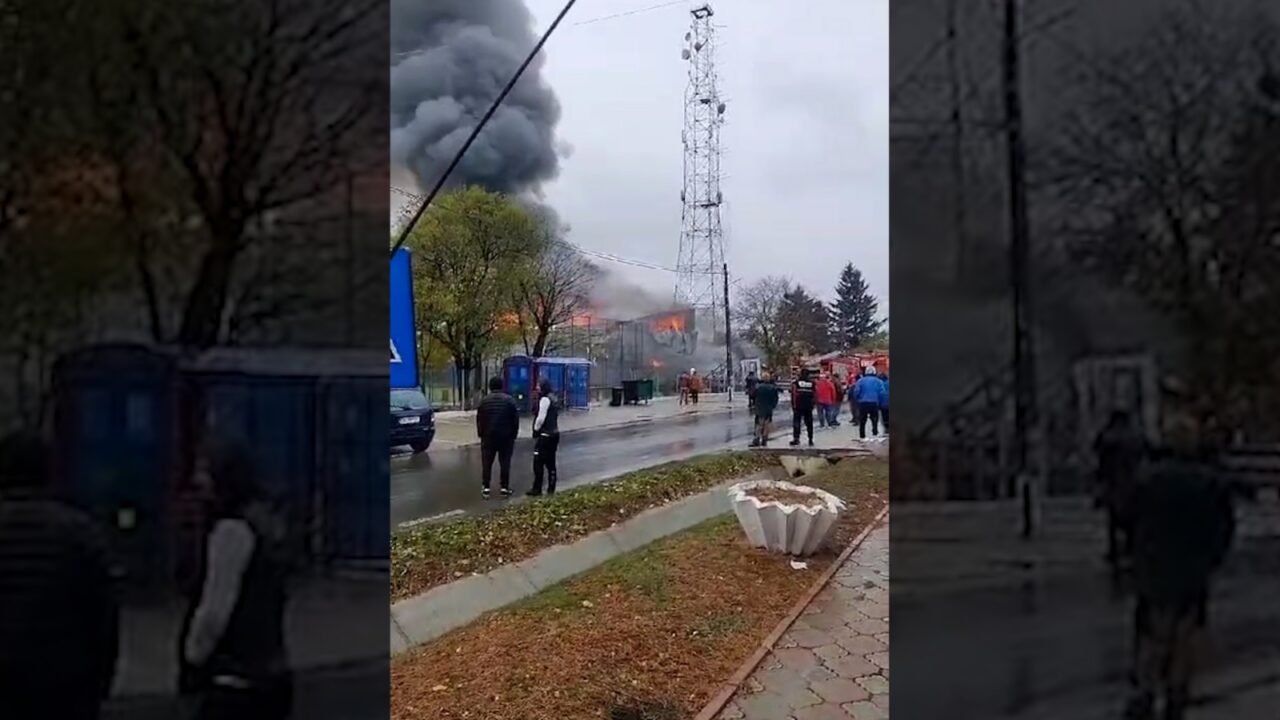 DÂMBOVIȚA. Incendiu puternic la o hală industrială. A fost emis mesaj Ro-Alert – VIDEO