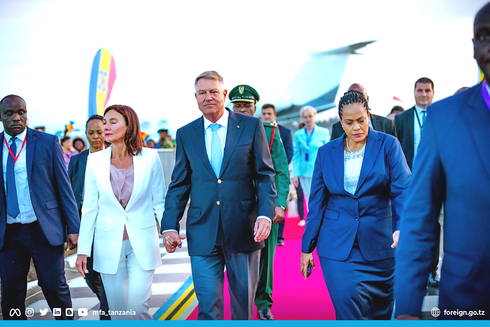 VIDEO | Soții Iohannis, primiți cu covor roșu și cântece tradiționale în Tanzania/ 3 zile va sta președintele României în țara din estul Africii