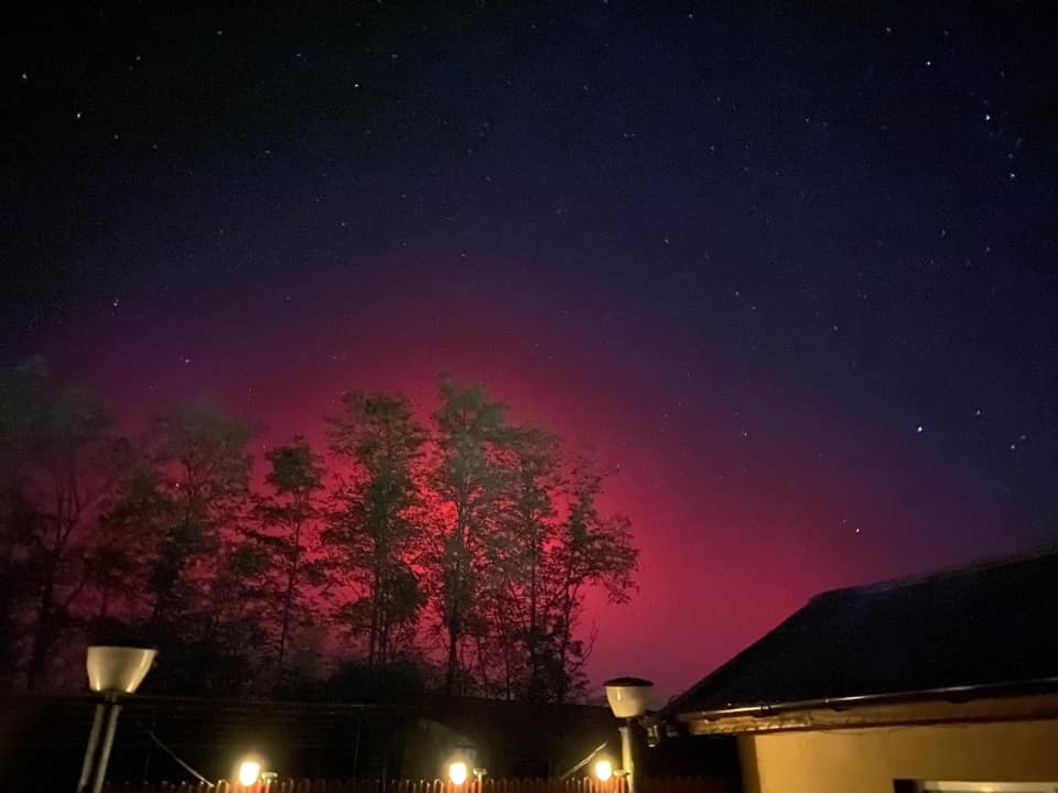 FOTO AURORA boreală roșie pe cerul României. Fenomenul cosmic care a creat spectacolul de lumini din cortina roșie