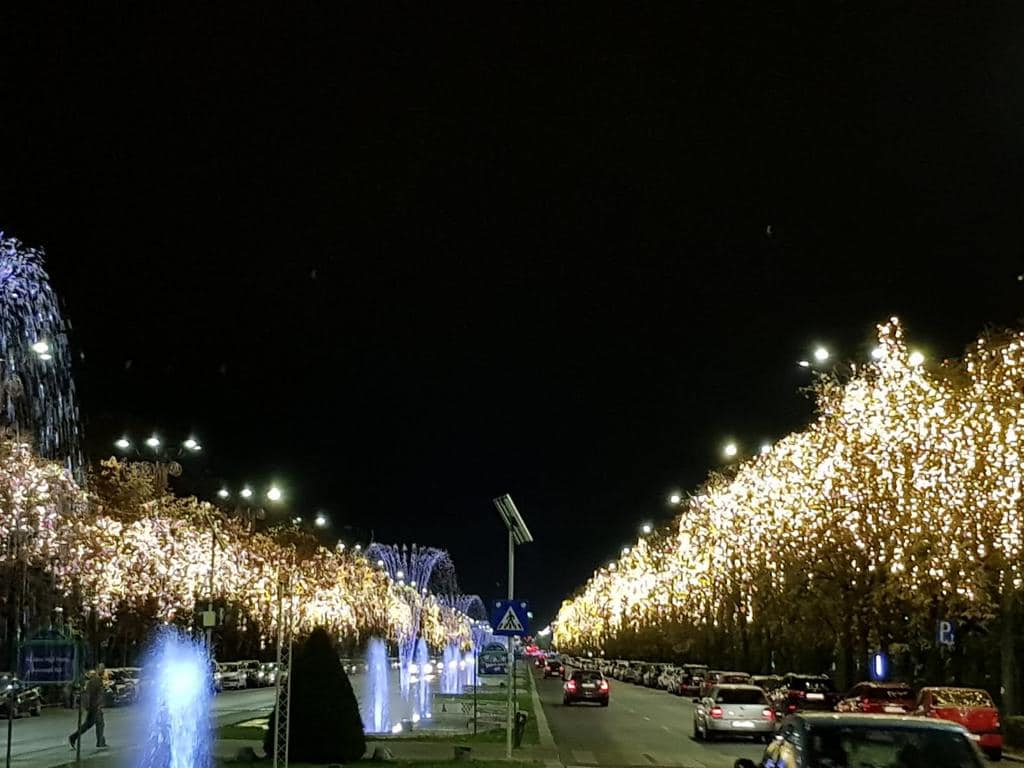 A început montarea decorațiunilor de CRĂCIUN pe străzile Capitalei. Iluminatul festiv va fi aprins pe 30 noiembrie