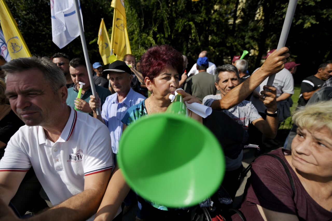 Sindicatele din industria de apărare anunță PROTESTE. Care sunt motivele