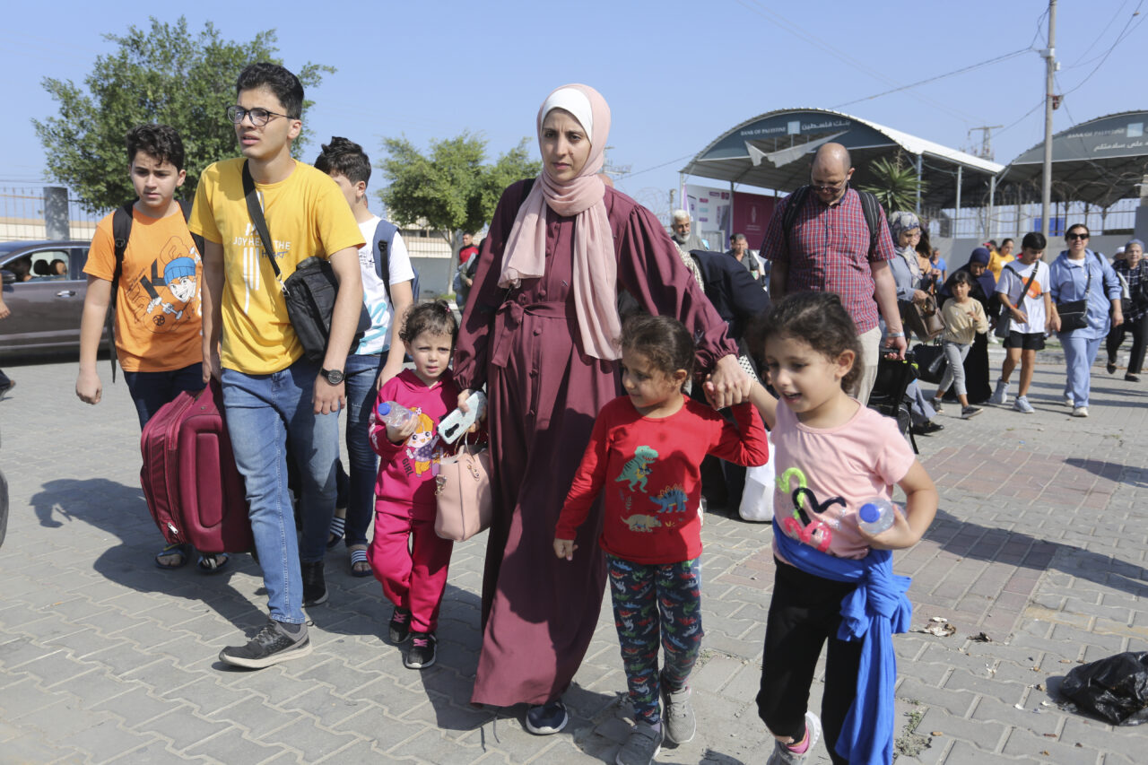 Punctul de trecere a frontierei Rafah a fost redeschis. MAE: 101 cetăţeni români şi membri de familie vor fi evacuaţi