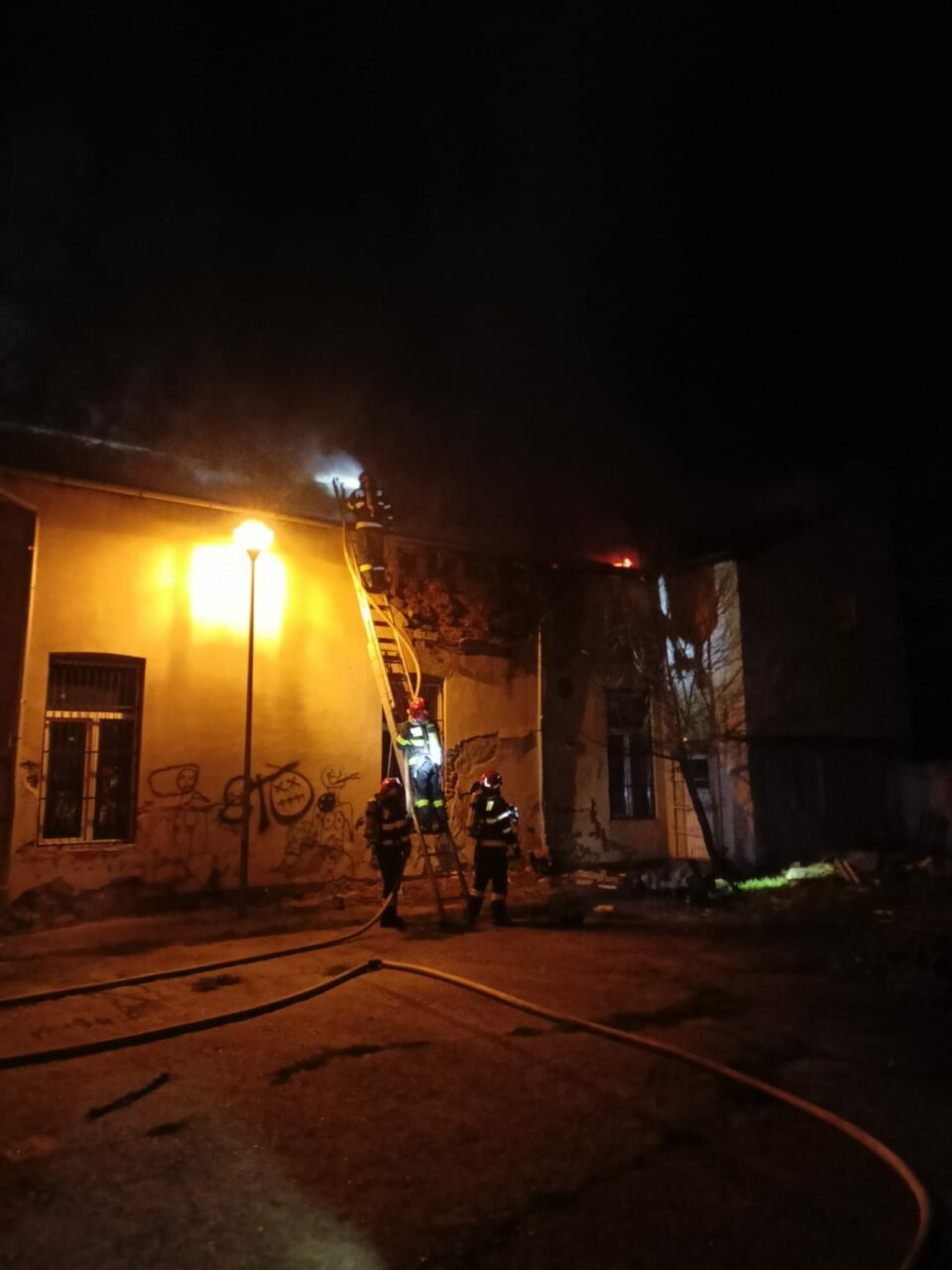 FOTO-VIDEO | Incendiu violent: O sală de sport din centrul orașului Alba Iulia s-a făcut scrum / Pompierii au reușit să salveze Tribunalul