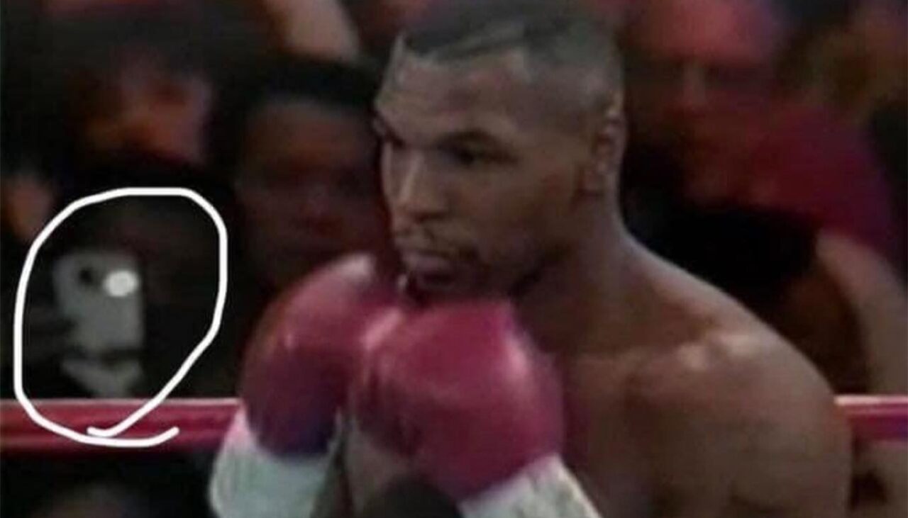 Există călătoria în timp?! Detaliul „SF” din această imagine de la meciul lui Mike Tyson din anul 1995