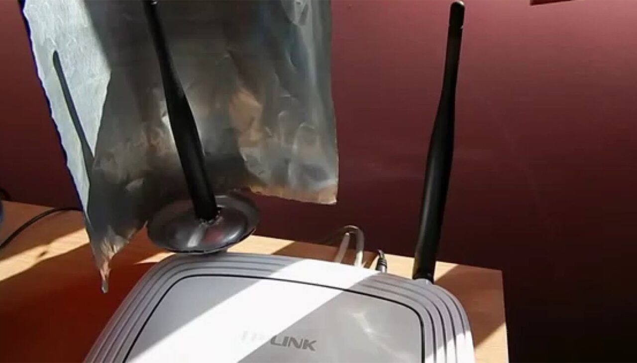 Ce se întâmplă dacă pui o folie de aluminiu pe routerul Wi-Fi din casă. Trucul pe care puțini români îl cunosc