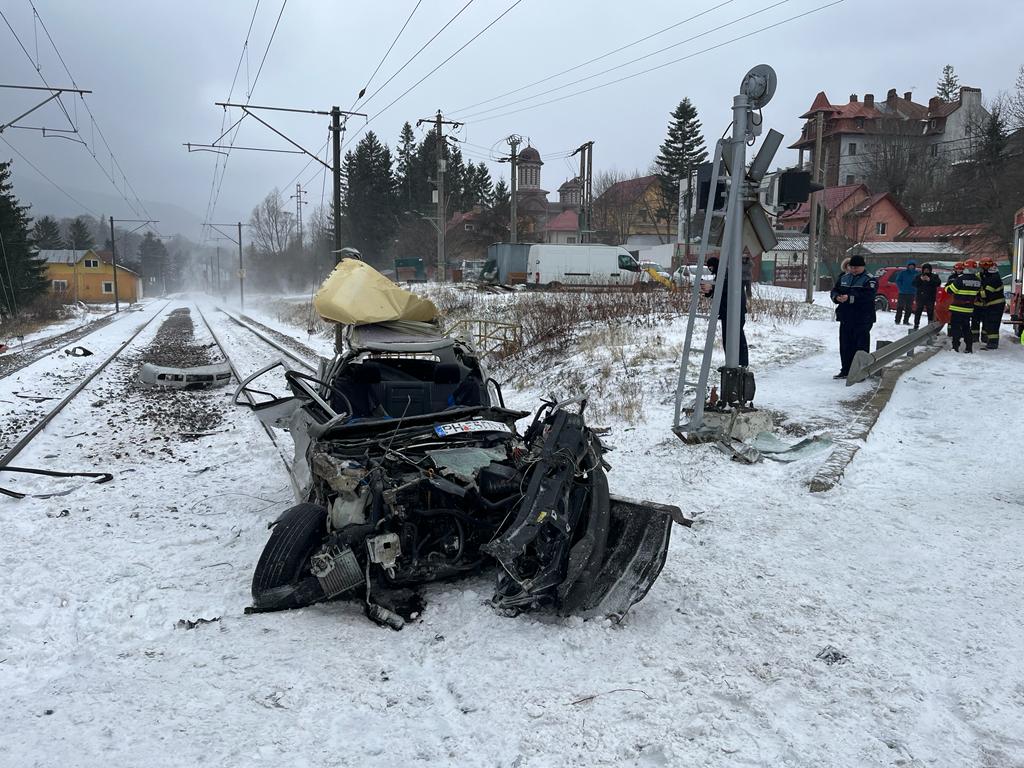 VIDEO | Accident feroviar în orașul Bușteni. Un copil, printre răniți. Un autoturism a fost izbit de tren și proiectat într-un alt tren