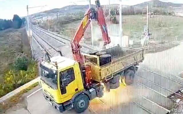 VIDEO | Firele de alimentare a trenurilor, rupte de un camion la o trecere de cale ferată din Sibiu. Incidentul, surprins de o cameră de supraveghere