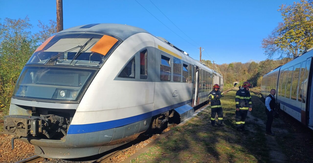 Un tren cu 100 de pasageri la bord A LUAT FOC, pe ruta Iași-Tecuci. La fața locului a fost trimis și un echipaj pentru transportul victimelor multiple