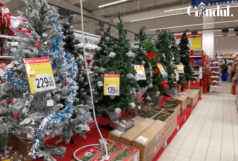 VIDEO | Se apropie Crăciunul și marile magazine se întrec deja în oferte pentru produsele de sezon. Află prețurile afișate în patru dintre ele