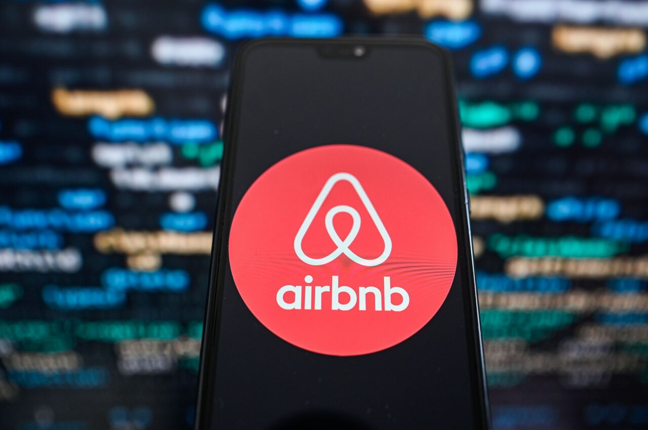 Airbnb introduce noi funcții și va utiliza sisteme de inteligență artificială pentru intensificarea rezilienței aplicației