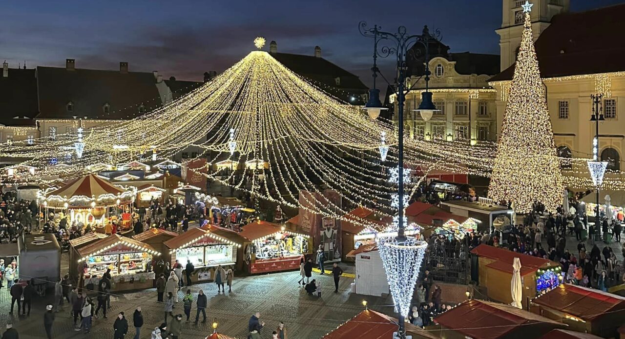 Cât costă o noapte de cazare ca să vezi Târgul de Crăciun din Sibiu de la fereastra camerei tale